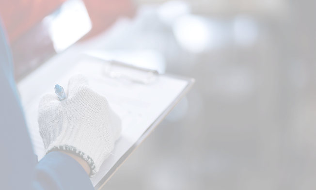 Profissional da indústria escrevendo em uma prancheta